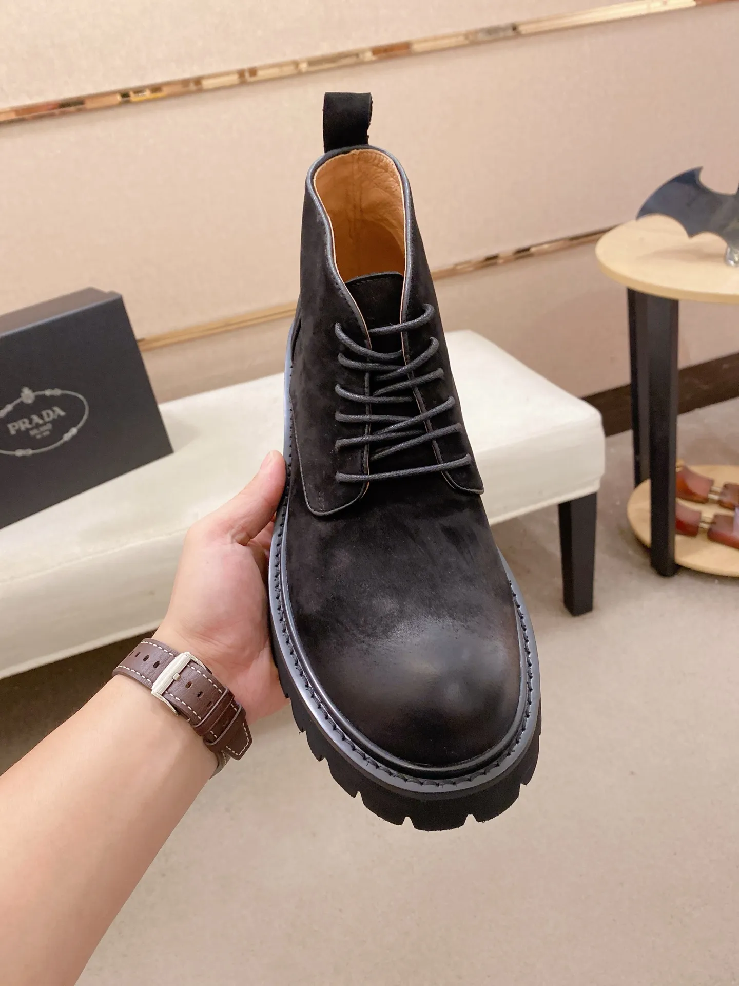 Factory price 580💰 The new PRADA (Prada) counters are launched simultaneously, new men's shoes, 😘fabrics are selected from cowhide. Lining: Full sheepskin lining. 👍🏿 High-end ☄️ air-cushion molded anti-slip rubber outsole, exquisite lines, simple and elegant, comfortable and high-end for leisure travel. Number of yards: 38 to 44. Can be ordered for 45 non-refundable